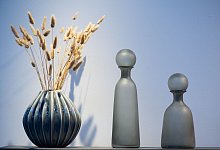 Getrocknete Rispen von Gr&auml;sern in einer Vase - Franziska Gabbert/dpa-tmn