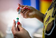 DTP-Kombinationsimpfung wird in eine Spritze gezogen - Fabian Sommer/dpa/dpa-tmn