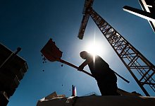 Bauarbeiter arbeitet bei Hitze auf einer Baustelle - Florian Gaertner/dpa/dpa-tmn