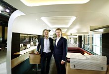 Richard Lutz (r), Vorstandsvorsitzender der Deutschen Bahn AG, und Michael Peterson, Vorstandsvorsitzender der DB Fernverkehr AG, stehen in einem Modell eines neu designten ICE. - Carsten Koall/dpa