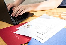 Eine Person arbeitet an einem Laptop - Foto: Christin Klose/dpa-tmn