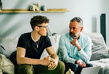 Vater und Sohn im Gespräch - Zacharie Scheurer/dpa-tmn