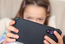 Kind mit Smartphone - Foto: Mascha Brichta/dpa-tmn