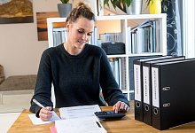 Frau errechnet Sparmöglichkeiten - Benjamin Nolte/dpa-tmn