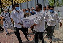 Nach dem Flugzeugabsturz in Indien - Rafiq Maqbool/AP/dpa