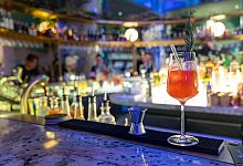 Ein Cocktail steht auf dem Tresen einer Bar in Berlin - Florian Schuh/dpa-tmn