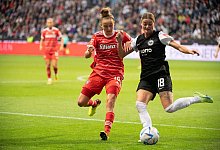 Bayerns Lina Magull (l) in Aktion gegen Verena Hanshaw von Eintracht Frankfurt. - Sebastian Gollnow/dpa