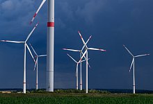 Gewitterwolken über Windenergiepark - Patrick Pleul/dpa