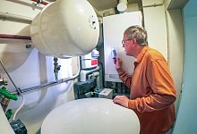 Rentner liest Gaszähler in seinem Heizungsraum ab, Gasheizung in einer Privatwohnung, München, Mai 2025 - picture alliance / Wolfgang Maria Weber