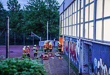 Mehrere Kinder fallen durch Sporthallendach - Kohls/SDMG/dpa