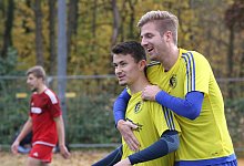 Nils Nehrig (rechts) gratuliert Serkan Kayrak - Sebastian Lucas