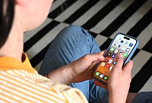 Zahlreiche Apps sind auf einem Smartphone zu sehen - Elisa Schu/dpa/dpa-tmn