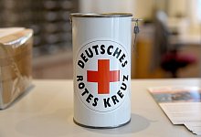 Eine Spendendose des Deutschen Roten Kreuzes - Carsten Rehder/dpa/dpa-tmn