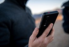 Ein Mann h&auml;lt ein Smartphone in der Hand - Zacharie Scheurer/dpa-tmn