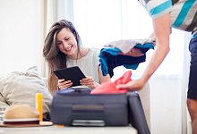 Paar bei den Urlaubsvorbereitungen - Christin Klose/dpa-tmn