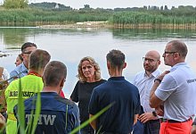 Bundesumweltministerin Steffi Lemke (M) spricht mit Einsatzkr&auml;ften &uuml;ber die Umweltkatastrophe am deutsch-polnischen Grenzfluss Oder. - Patrick Pleul/dpa