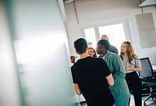 Eine Gruppe arbeitet gemeinsam an einem Projekt - Zacharie Scheurer/dpa-tmn