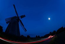 Windm&uuml;hle im Licht des Mondes - Boris Roessler/dpa