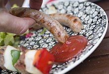 W&uuml;rstchen mit Ketchup - Foto: Frank Rumpenhorst/dpa-tmn