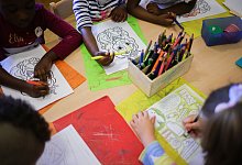 Kinder beim Malen - Christian Charisius/dpa