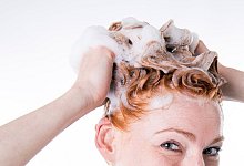 Shampoo gut einmassieren - Foto: Christin Klose/dpa-tmn