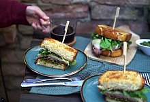 Fr&uuml;hst&uuml;cksburger mit Mortadella und Basilikum-Pistazien-Pesto - Mareike Pucka/biskuitwerkstatt.de/dpa