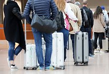 Reisende - Foto: Bodo Marks/dpa