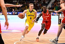 Dennis Schröder (r) attackiert den Schweden Tobias Borg. - Henrik Montgomery/TT News Agency/AP/dpa