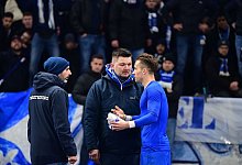 Herthas Peter Pekarik (r) diskutiert nach der Derby-Pleite mit Fans in der Ostkurve. - S&ouml;ren Stache/dpa