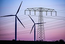 Windräder hinter Stromleitungen - Jan Woitas/dpa