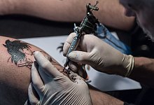 T&auml;towierer arbeitet an einem Tattoo - Daniel Maurer/dpa-tmn