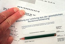 Rentenbescheid - Foto: Jens Kalaene/dpa-Zentralbild/dpa