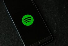 Das Spotify-Logo auf einem Smartphone-Display - Laura Ludwig/dpa-tmn