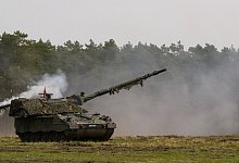 Panzerhaubitzen, wie sie die Ukraine bekommen soll, werden jeweils von f&uuml;nf Soldaten bedient. - Philipp Schulze/dpa