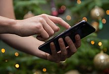 Eine Frau tippt auf ihrem Smartphone - Catherine Waibel/dpa-tmn