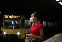 Bundesweit soll FFP2-Maskenpflicht in Flugzeugen und Fernz&uuml;gen, Pflegeheimen und Kliniken gelten. - Marijan Murat/dpa