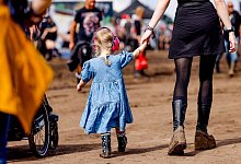 Ein Kind mit Geh&ouml;rschutz auf dem Wacken Open Air - Axel Heimken/dpa