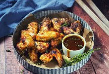 In Trockengewürzen marinierte Chicken Wings - Anja Würfl/die-frau-am-grill.de/dpa-tmn