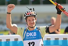 Philipp Horn jubelt &uuml;ber seinen Sieg im Super-Sprint der M&auml;nner. - Uwe Lein/dpa
