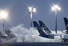 Auf dem Frankfurter Flughafen werden Flugzeuge enteist. - Boris Roessler/dpa