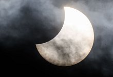 Partielle Sonnenfinsternis - Julian Stratenschulte/dpa
