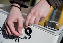 USB-Kabel wird in Ladeanschluss gesteckt - Hauke-Christian Dittrich/dpa