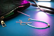 Ein Armband liegt neben einer Haarnadel - Christin Klose/dpa-tmn