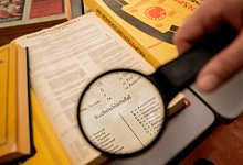 Buchstabiertafel - Foto: Christoph Soeder/dpa