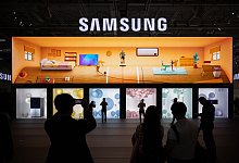 Besucher w&auml;hrend der IFA am Stand von Samsung - Sebastian Gollnow/dpa/dpa-tmn