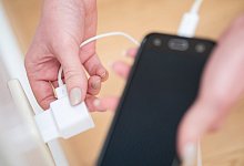 Strom f&uuml;rs Smartphone - Foto: Christin Klose/dpa-tmn