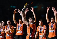 Tobias Krick mit dem Siegerpokal - Uwe Anspach/dpa