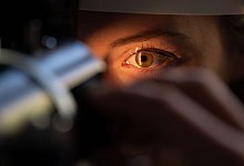 Das Auge einer Frau bei einer Augenuntersuchung - Marijan Murat/dpa/dpa-tmn