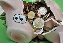 Geschlachtetes Sparschwein - Foto: Peter Kneffel/dpa