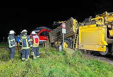 Zug prallt gegen Erntemaschine - Bahnstrecke gesperrt - -/Feuerwehr Bergheim/dpa